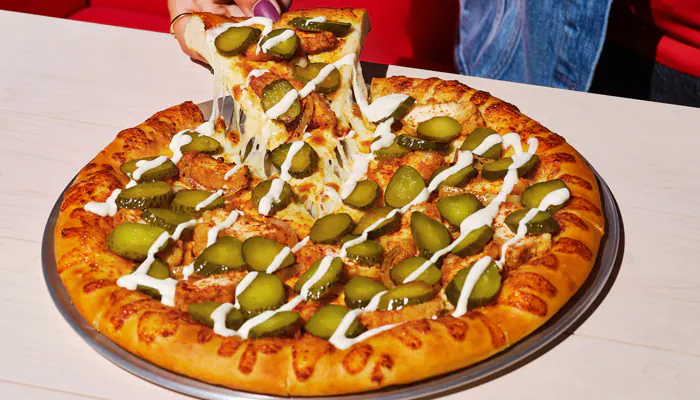 Cette création de Pizza Hut aux cornichons va vous faire grincer des dents