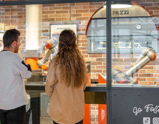 Pazzi, le robot pizzaïolo français, embauché dans une pizzeria parisienne 