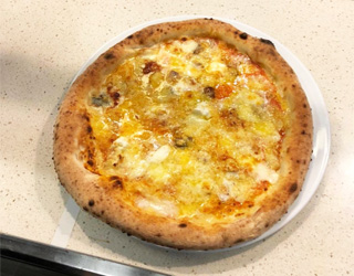 Cette pizza aux 111 fromages est un record