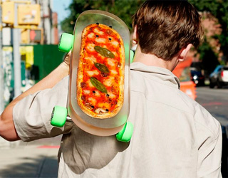Ce skateboard est en réalité une pizza sur roue