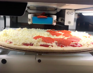 Ce robot-pizzaiolo peut faire 300 pizzas en une heure !