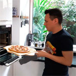 Hervé cuisine une pizza au poulet sauce barbecue