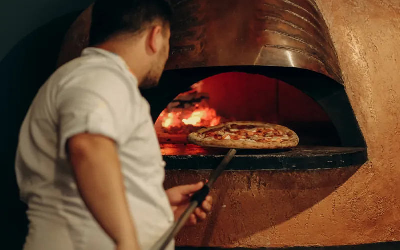 Four à pizza&nbsp;: comment obtenir une cuisson identique du premier au dernier service