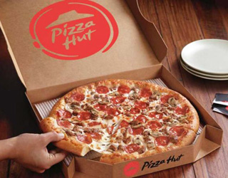Privés de leurs diplômes, Pizza Hut leur offre 500.000 pizzas