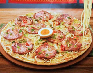 Pizza Hut crée la première pizza au Ramen 