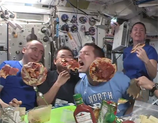La Station spatiale internationale ravitaillée en pizza
