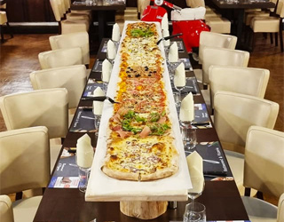 Voici une pizza de trois mètres de long pour les affamés