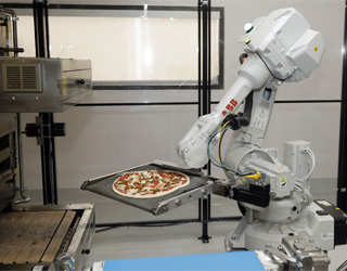 Un robot fait 120 pizzas par heure dans un camion