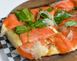 Calories : la pizza contre le saumon fumé